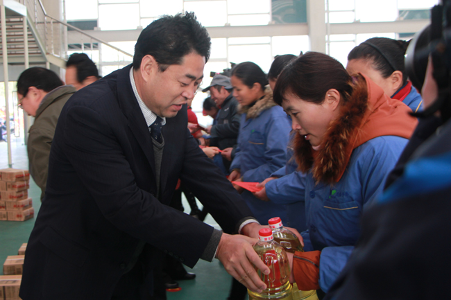 Ten workers of Jaysun Glove were sponsored by Trade Union of Suqian City